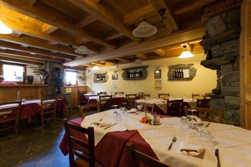 尚波吕克L' Aroula Rooms & Restaurant的餐厅内带桌椅的用餐室