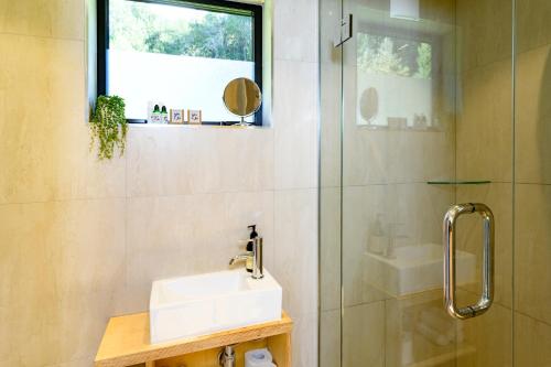 格莱诺基生态风景酒店的一间带水槽和淋浴的浴室