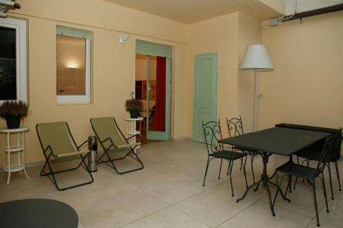 都灵TRNAPT Torino Apartments的一间带桌椅的用餐室