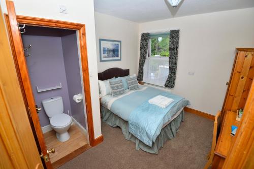 莱斯顿Home from Home Guesthouse的一间小卧室,配有一张床和一个卫生间