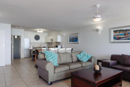 巴利托Suntrap 6 - FAMILY ONLY的客厅配有沙发和桌子