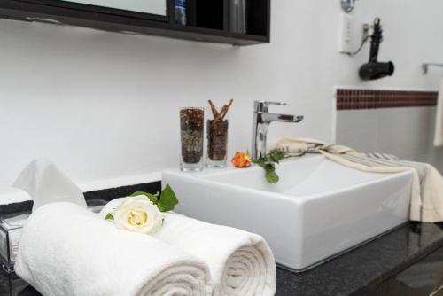 南威Nungwi Dreams by Mantis的浴室设有白色水槽和白色毛巾。