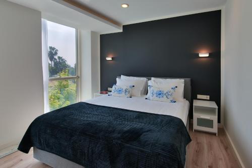 安塔利亚阿卡家园公寓式酒店的一间卧室设有一张大床和大窗户