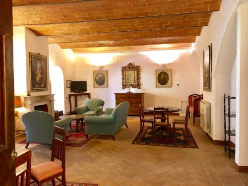 蒙特罗尼德阿尔比亚特努卡迪科萨诺酒店的客厅配有家具和壁炉