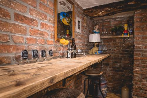 瑟斯克40 Kirkgate的酒吧里木台的砖墙