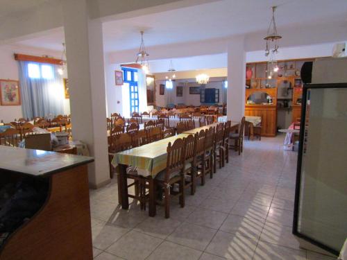 佩里萨佩里萨酒店的一间带长桌和椅子的用餐室