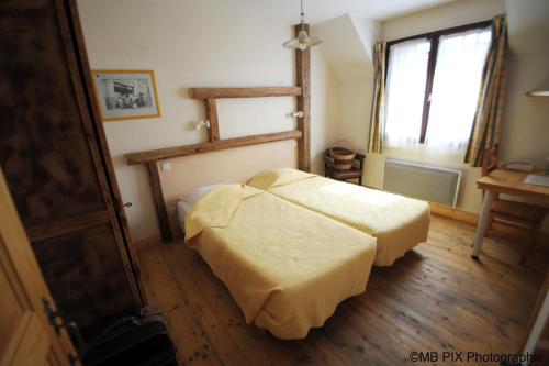 Anthy奥格昂西酒店的一间卧室设有一张床和一个窗口