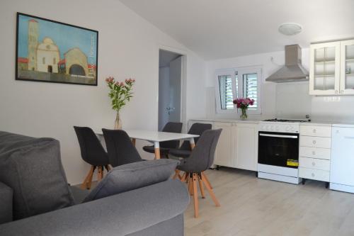 弗班吉Apartments Basina的厨房以及带桌椅的起居室。