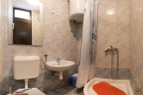 斯普利特Room Dioklecijan的浴室配有卫生间、盥洗盆和淋浴。