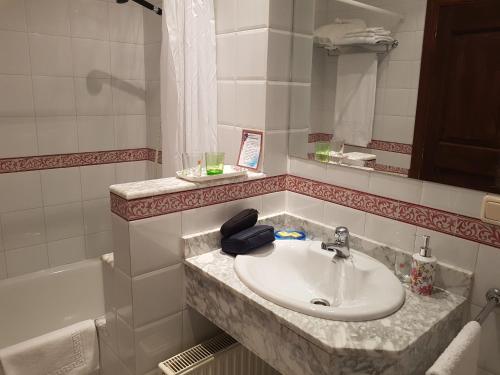 VilabadePazo Vilabade的浴室配有盥洗盆、镜子和浴缸