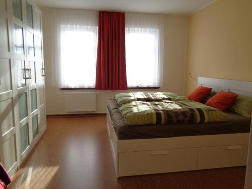 莱比锡Leipzig-Südwest的一间卧室设有一张床和两个窗户。