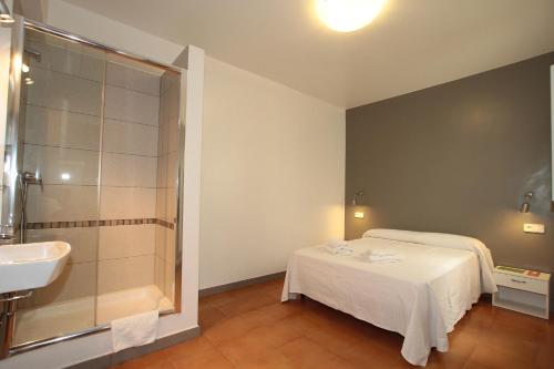 伊维萨镇伊维萨里波尔旅馆的一间带床、水槽和淋浴的浴室