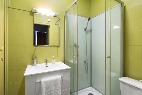 雷恩Côté Rivière的一间带水槽和玻璃淋浴的浴室