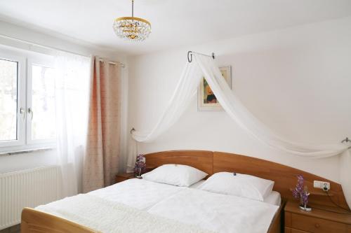 DölsachFricks Appartement的一间卧室配有一张带白色床单的床和一扇窗户。