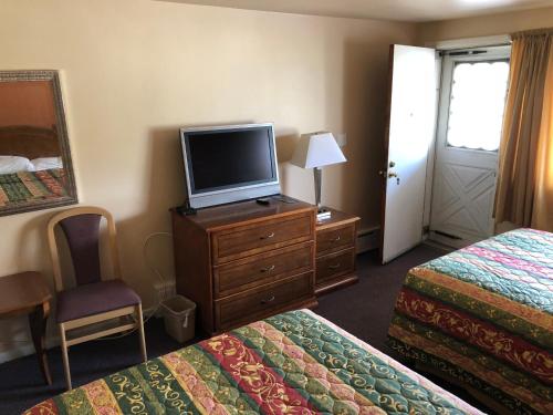 Angola-on-the-Lake安哥拉汽车旅馆的酒店客房设有两张床和一台平面电视。