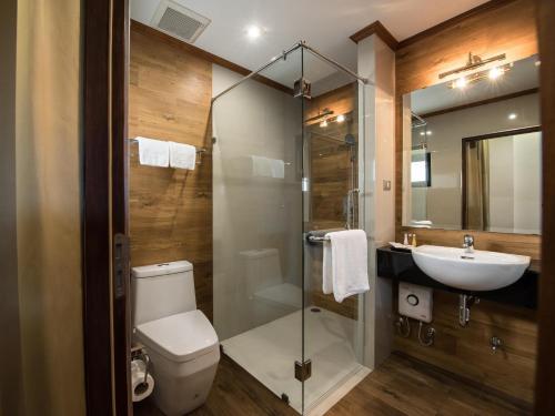 清迈兰纳树精品酒店的浴室配有卫生间、盥洗盆和淋浴。