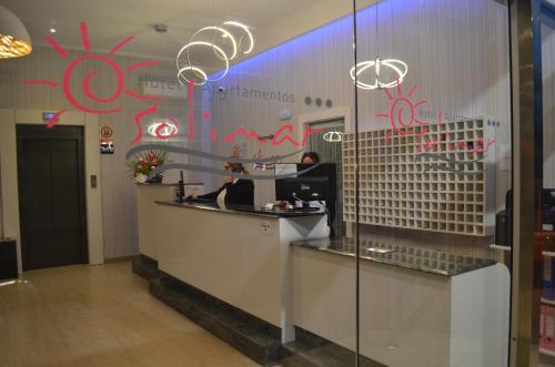 卡拉费尔索利马尔公寓酒店的墙上有红色涂鸦的餐厅和一个柜台