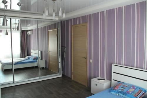 哈尔科夫Современная 1-комнатная квартира的一间卧室配有一张床和镜子