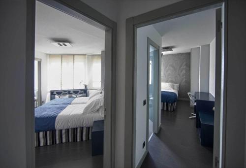 布尔戈斯阿威罗伊旅馆的一间卧室配有一张大床和镜子