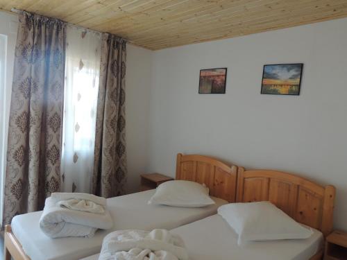 苏利纳苏利纳朱丽亚酒店的带窗户的客房内设有两张单人床。