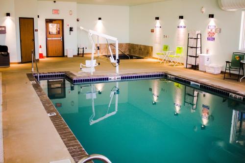 鲍曼Bowman Lodge & Convention Center的水中带两把椅子的游泳池