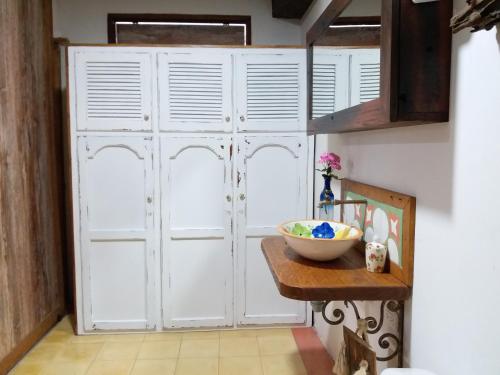 杰里科Villa Linda ApartaHotel的一间房间的一个白色车库门,桌上放着碗