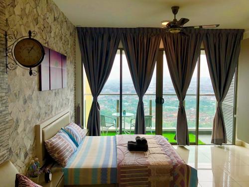 班吉Buff Evo Soho Bangi Sentral with NETFLIX & WiFi的一间卧室设有一张床和一个大窗户
