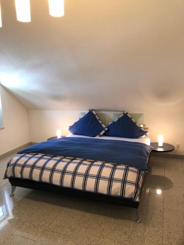 贝尔恩卡斯特尔-库斯Burgblick的一间卧室配有一张带蓝色枕头的大床