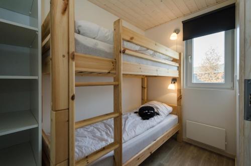 Læsø Camping & Hytteby客房内的一张或多张双层床