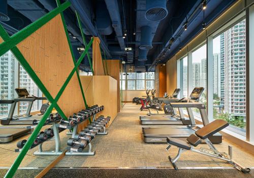 香港悦品天秀酒店 (元朗) 的建筑物内健身房,设有一排健身器材