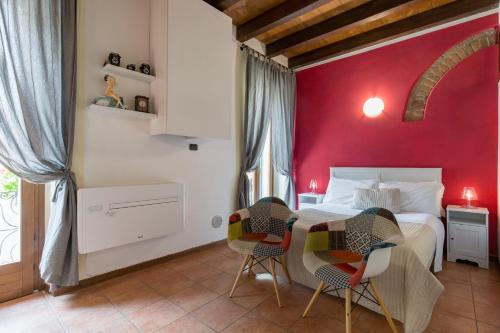维罗纳维罗奈塔住宿加早餐旅馆的卧室配有一张床和一张桌子及椅子