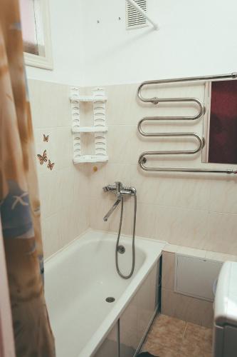 切尔尼戈夫Prime Home 2的设有带浴缸和淋浴的浴室。