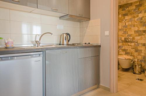 利迈纳里亚GiRene Apartments的厨房配有水槽和台面