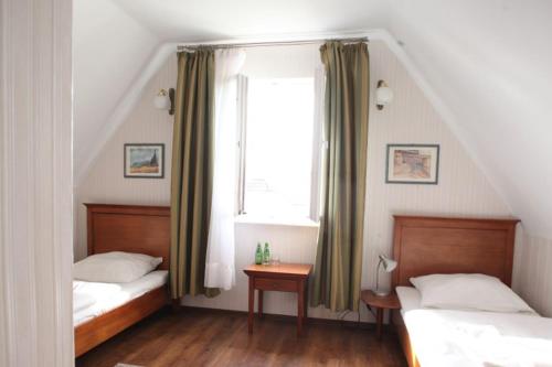 索波特伊雷娜酒店的一间卧室设有两张床和窗户。