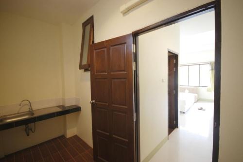 拉迈布松公寓酒店的客房设有门、水槽和浴室