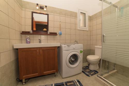阿基奥斯·伊奥尼斯·佩里斯特Villa Eleni的一间带洗衣机和卫生间的浴室