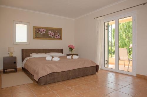 阿基奥斯·伊奥尼斯·佩里斯特Villa Eleni的一间卧室设有一张床和一个滑动玻璃门