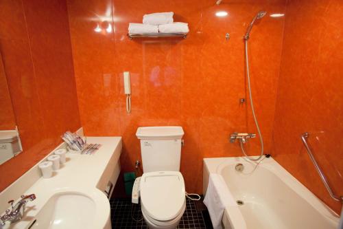 大阪大阪蒙特利拉苏瑞酒店的浴室配有卫生间、盥洗盆和浴缸。