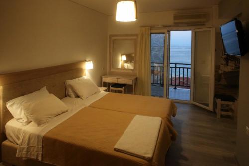 普洛马里翁Sappho Plomari的一间卧室设有一张床,享有海景
