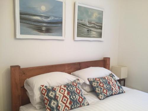 纽基SeaQuest 5的一张带两个枕头的床和墙上的两张照片