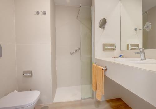 莫罗德哈布雷SBH Maxorata Resort的带淋浴、卫生间和盥洗盆的浴室
