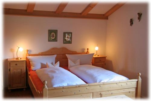 克罗伊特弗日恩海斯拉特公寓酒店的一间卧室配有两张带白色枕头的床