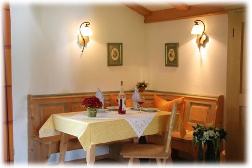 克罗伊特弗日恩海斯拉特公寓酒店的用餐室,配有鲜花桌