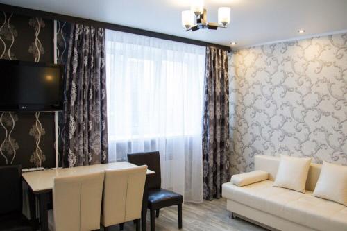 秋明Апартаменты на Луначарского的客厅配有沙发和桌子