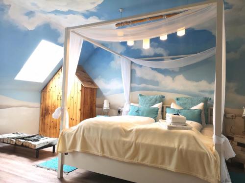 BasthorstKunst Pension Frahm的一间卧室配有天蓬床和天空壁画