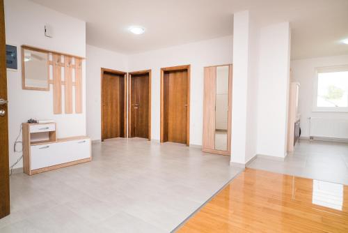 大戈里察Tina Rooms的空空房间,设有木门和木地板