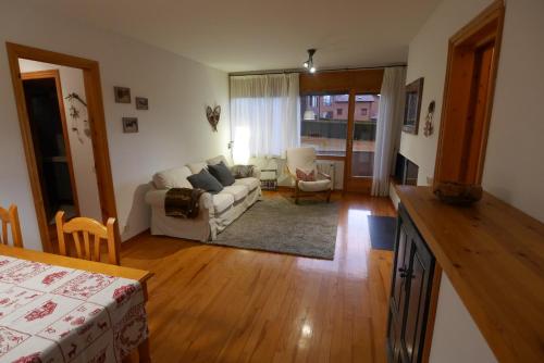 阿尔普Cozy Apartment in Alp的客厅配有沙发和桌子