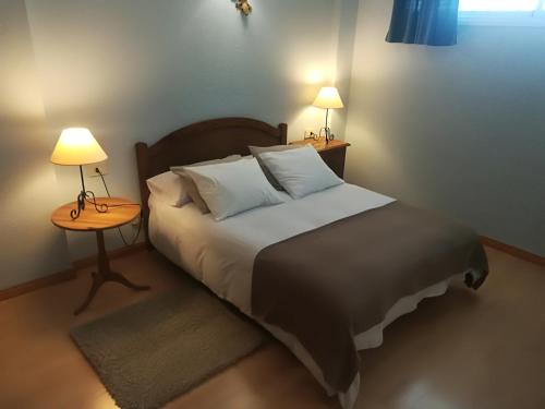 巴哈马尔Bajamar的一间卧室配有一张床和一张带两盏灯的桌子。