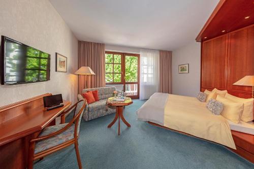拉策堡维特勒斯酒店的配有一张床和一张书桌的酒店客房