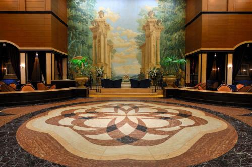 东京东京第一酒店 的大堂的地板上设有一个大型的曼陀罗